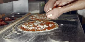 Préparation de pizza
